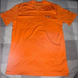Men’s Small UA loose fit V neck shirt